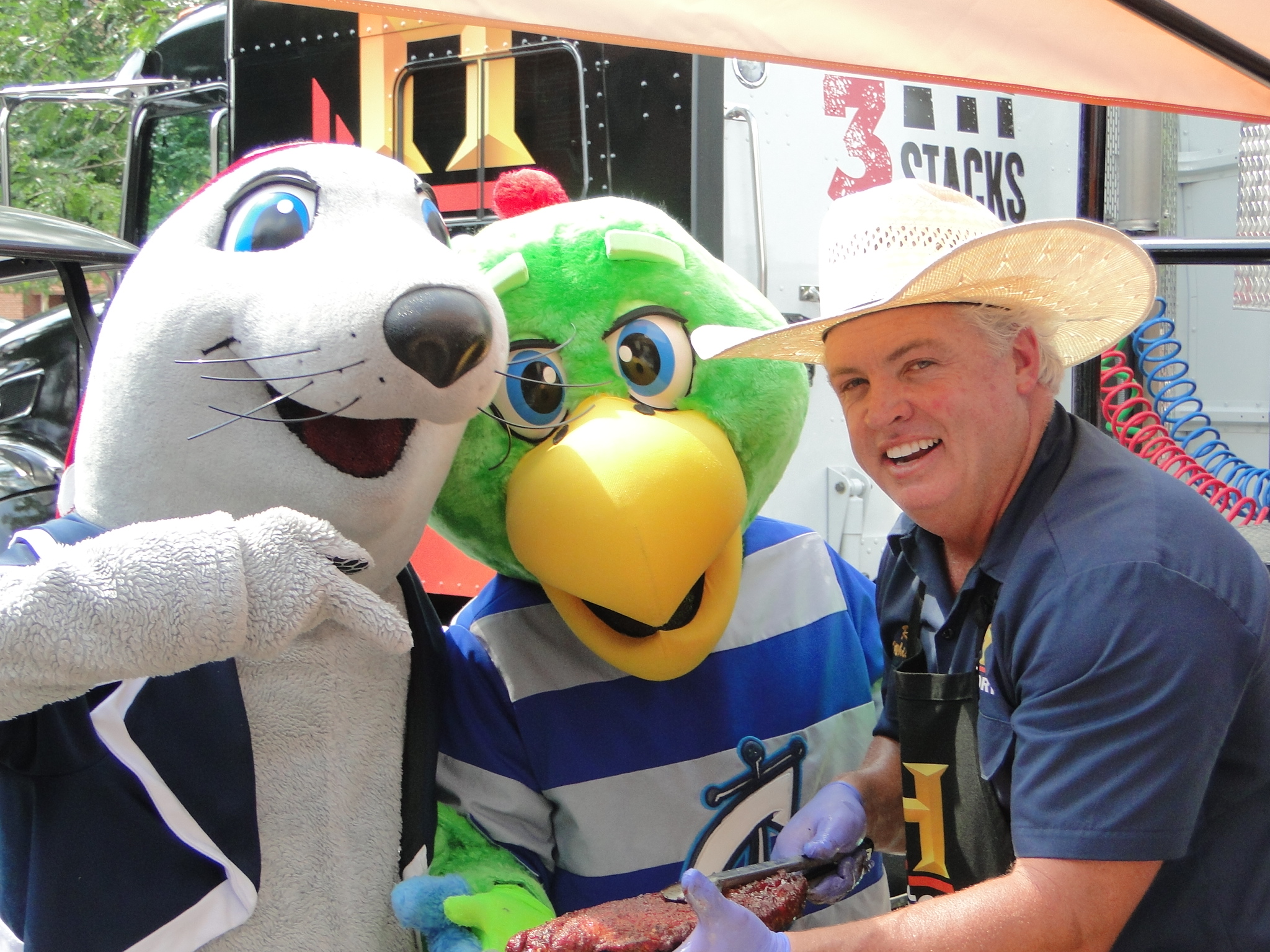 trace-arnold-with-mascots