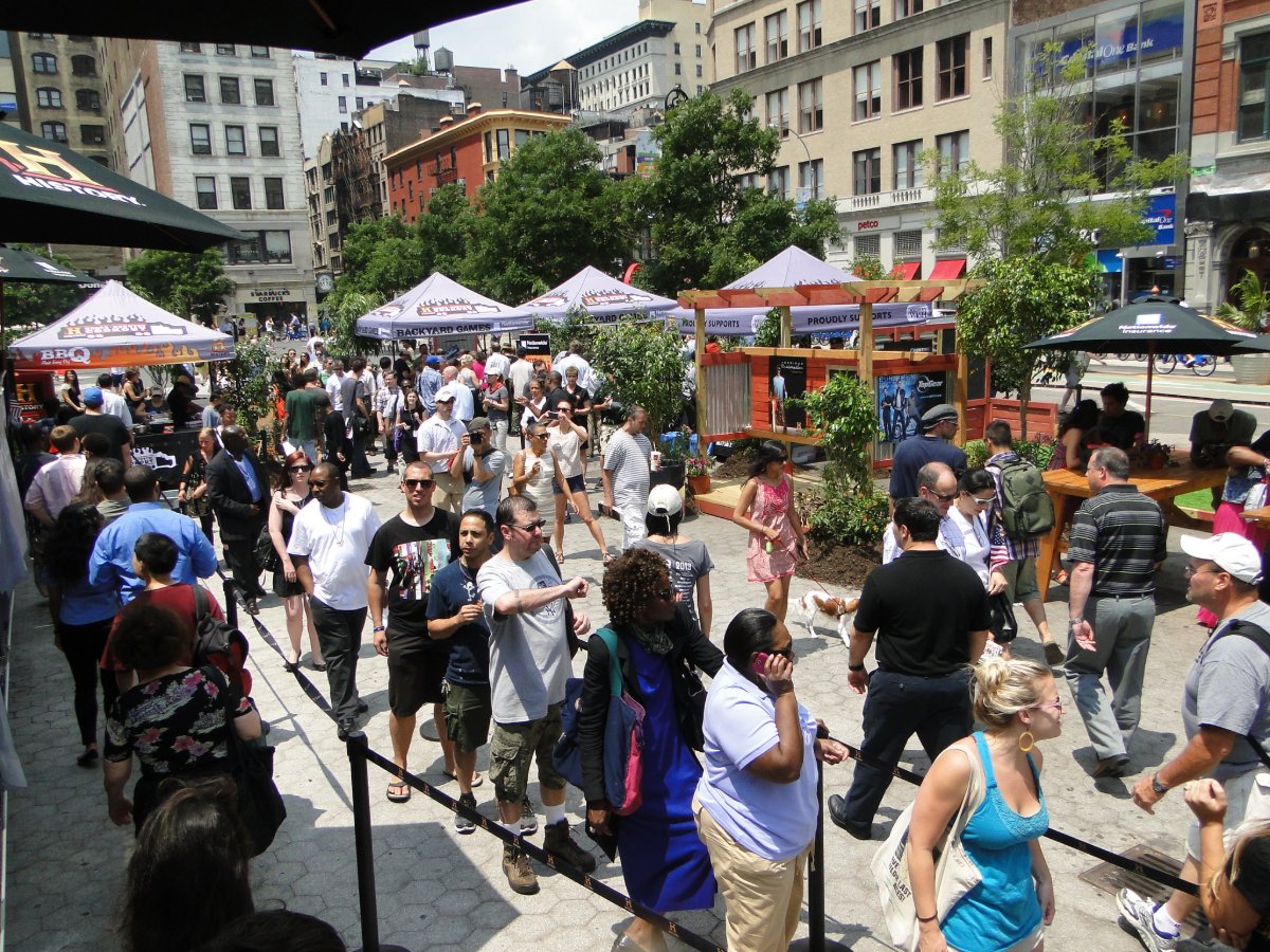 Crowds line up at the rig in New York City on the History Channel tour
